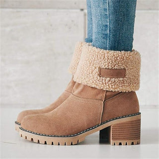 Bottes mi-mollet camel à col en fausse fourrure beige, talon bloc et semelle crantée.
