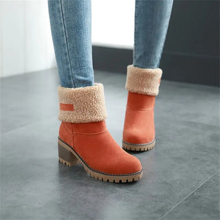 Bottes mi-mollet orange à col en fausse fourrure beige, talon bloc et semelle crantée.