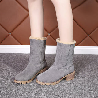 Paire de bottes mi-mollet grises à col en fausse fourrure beige, talon bloc et semelle crantée.