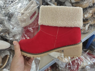 Bottes mi-mollet rouges à col en fausse fourrure beige, semelle crantée sur talon.