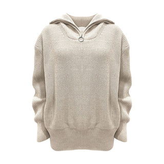 Pull en tricot beige clair, col montant zippé, vue de face, maille texturée.