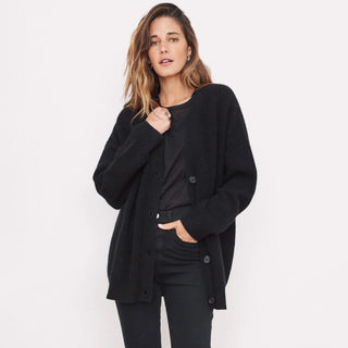 Cardigan en cachemire noir à boutons, encolure en V et manches longues rabattues.