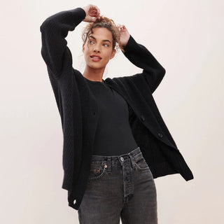 Cardigan en cachemire noir, encolure en V, boutonnage devant et texture côtelée.