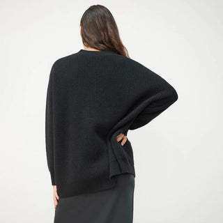 Cardigan en cachemire noir vu de dos, col et ourlet côtelés, coupe droite.