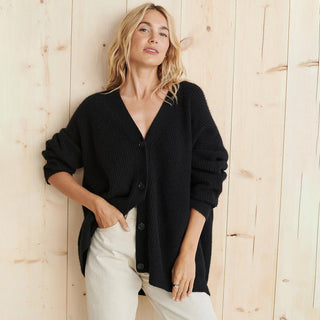 Cardigan en cachemire noir, encolure en V, manches longues et boutonnage devant.