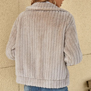 Cardigan femme à fermeture éclair, manches longues, vue dos texture bouclette beige clair.