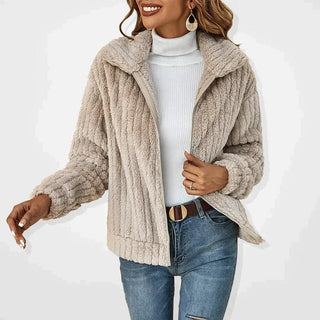 Cardigan femme à fermeture éclair, manches longues, texture bouclette beige clair.
