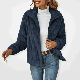 Cardigan femme à fermeture éclair, manches longues, texture bouclette bleu foncé.