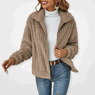 Cardigan femme à fermeture éclair, manches longues, texture bouclette beige.