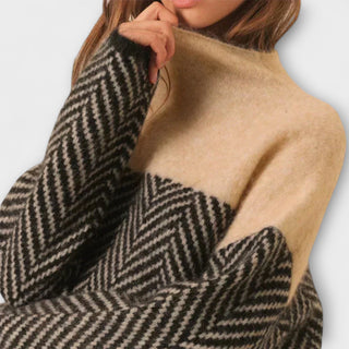 Pull à col montant beige, détail tricot et motif chevrons noir et gris, en gros plan