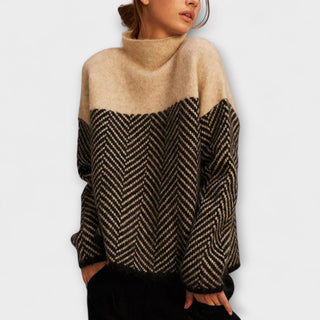 Pull à col montant beige, empiècement en chevrons noir et gris, manches longues