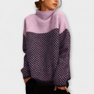 Pull à col montant violet, motif chevrons noir et gris, manches longues, empiècement au buste