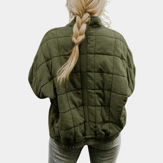 Manteau matelassé vert, dos avec empiècements et fermeture éclair, manches longues