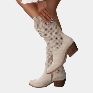 Bottes mi-mollet à talon bloc en daim beige clair, tige perforée, vue trois-quarts.