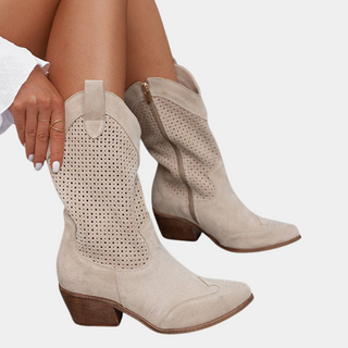 Bottes mi-mollet beige clair à talon bloc, tige perforée, vue de face partielle.