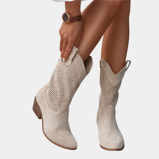 Bottes mi-mollet beige clair à talon bloc avec tige perforée, vue de face sur les pieds.