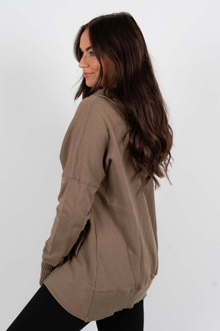 Sweat-blouse marron, vue de côté, manches longues et poignets côtelés.