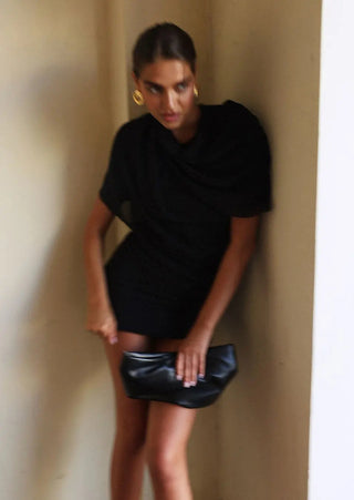 Carmen | Robe Mini Drapée Noire avec Haut de Buste Élevé