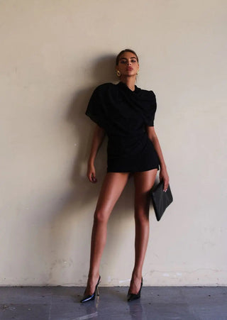 Carmen | Robe Mini Drapée Noire avec Haut de Buste Élevé
