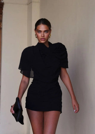 Carmen | Robe Mini Drapée Noire avec Haut de Buste Élevé