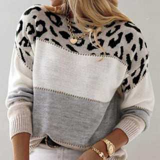Pull en tricot blanc et gris, motif léopard noir sur tout le haut, col rond.