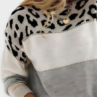 Pull à motif léopard noir sur épaules, base blanc cassé et empiècement gris, encolure ronde.