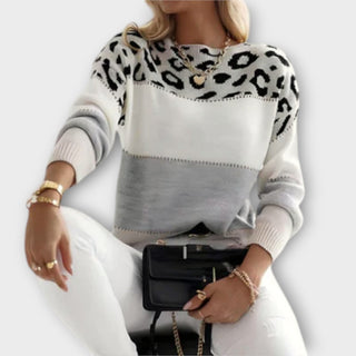 Pull décontracté bicolore blanc, gris et motif léopard noir, encolure ronde et manches longues.