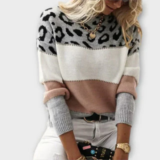 Pull écru et gris avec motif léopard noir, col ras du cou, bordures contrastées
