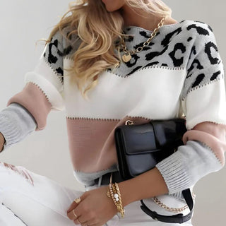 Pull en tricot blanc et gris, motif léopard noir, base dégradée grise.