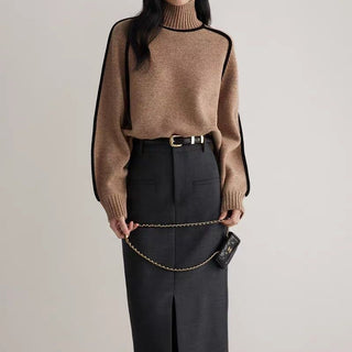Pull col roulé marron avec bordure noire, maille côtelée aux poignets et au bas.