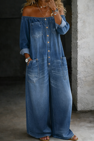 Combinaison longue en jean bleu, épaules dénudées, manches bouffantes, 2 poches.