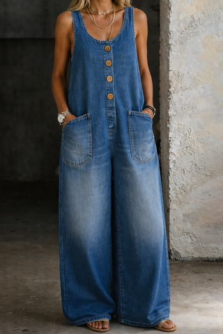 Salopette en denim bleu vintage délavé, sans manches, boutonnage devant, poches