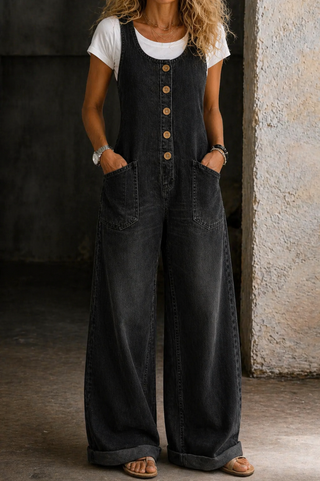 Salopette Zariyah en denim noir, coupe ample, patte à boutons et poches plaquées