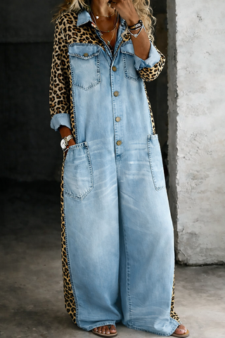 Combinaison chemise en denim bleu clair, manches longues, boutons devant, poches plaquées