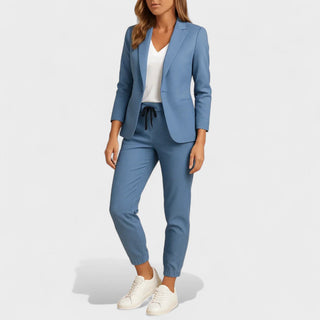 Ensemble veste et pantalon bleu, col châle, poches, pantalon à cordon.