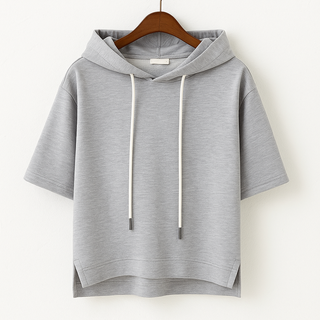 Hoodie à manches courtes gris clair, capuche et cordons blancs, coupe ample.