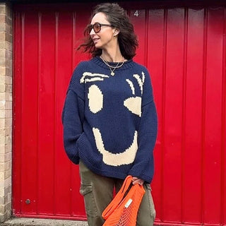Pull en tricot épais surdimensionné bleu foncé, motif visage souriant crème