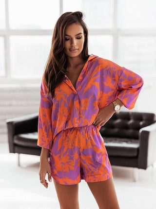 Ensemble chemise et short orange à imprimé violet, col chemise, manches bouffantes.