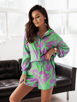 Ensemble chemise et short vert à imprimé rose/violet, col chemise, manches longues.
