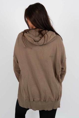 Sweat-blouse marron à capuche, vue de dos, bas côtelé et manches longues.