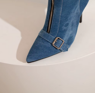 Botte en jean bleu à fermeture zippée et boucle métal à la cheville