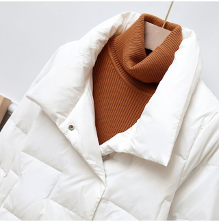 Manteau puffer blanc matelassé : gros plan sur le col et le boutonnage