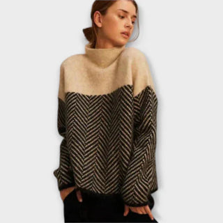 Pull col roulé doux beige et noir à motif chevrons, manches longues