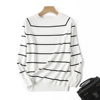 Pull rayé blanc à rayures noires, maille côtelée, col rond et manches longues