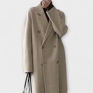 Manteau long beige à col croisé, boutonnage central et manches longues