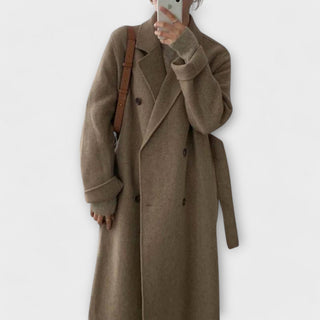 Manteau long marron à col tailleur, boutonnage et manches longues