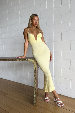 Fernanda | Robe de soirée en béton sculpté avec décolleté plongeant