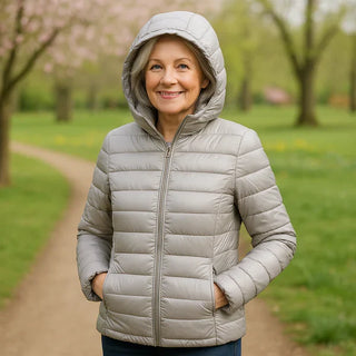 Veste légère à capuche matelassée gris clair, fermeture zippée, poches latérales visibles