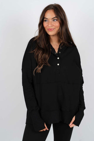 Sweat-blouse noir à col en V boutonné, manches longues côtelées et coupe ample.