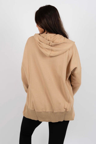 Sweat-blouse beige à capuche, vue de dos, bas côtelé et poignets côtelés.